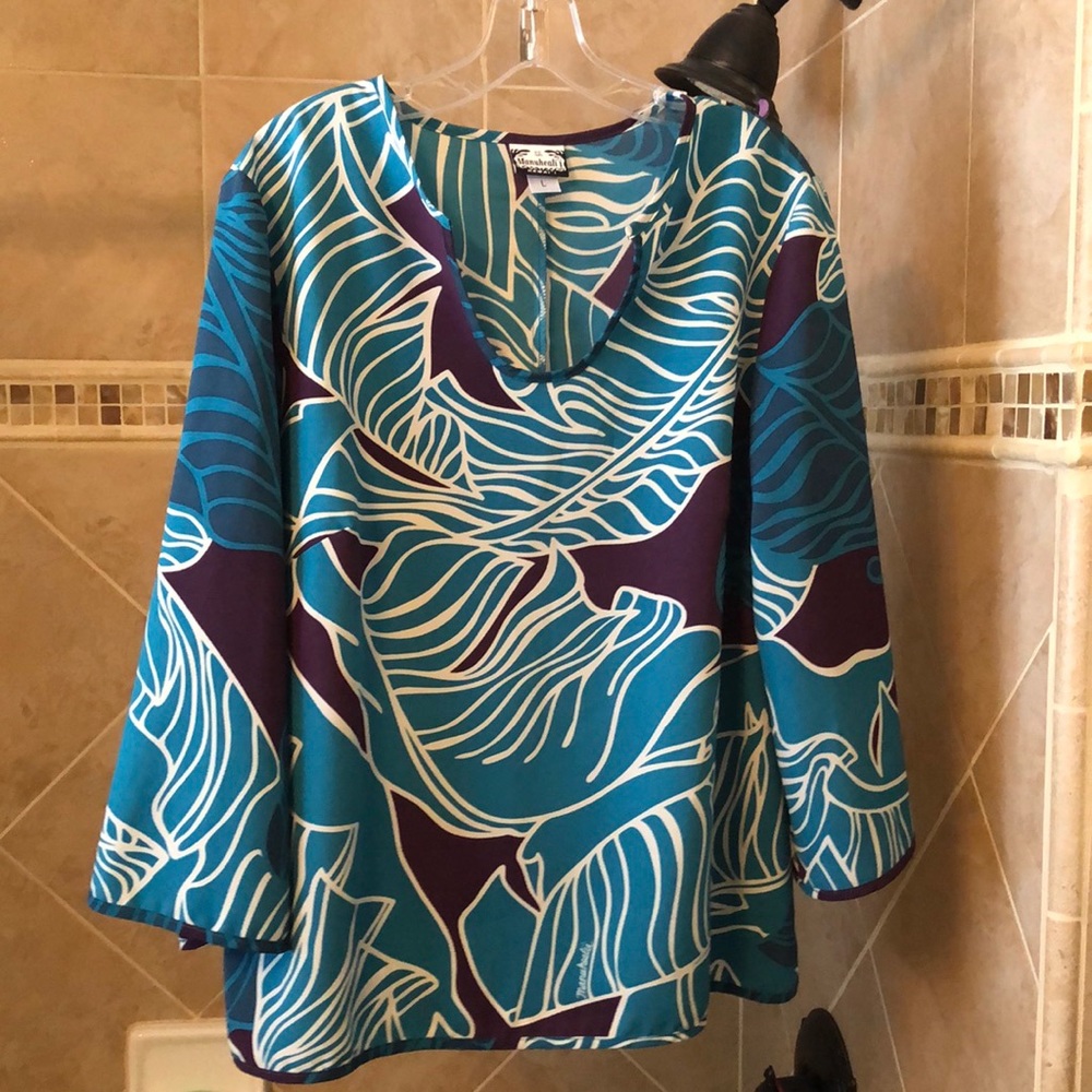 Manuheali’i blouse. Excellent/like new condition. Size large.